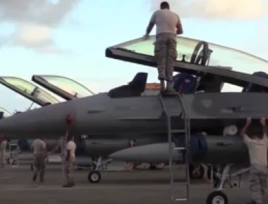 F-16 εν δράσει: Προετοιμασία και απογείωση με μετάκαυση (βίντεο)